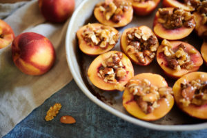 nectarines rôties et fruits secs caramélisés